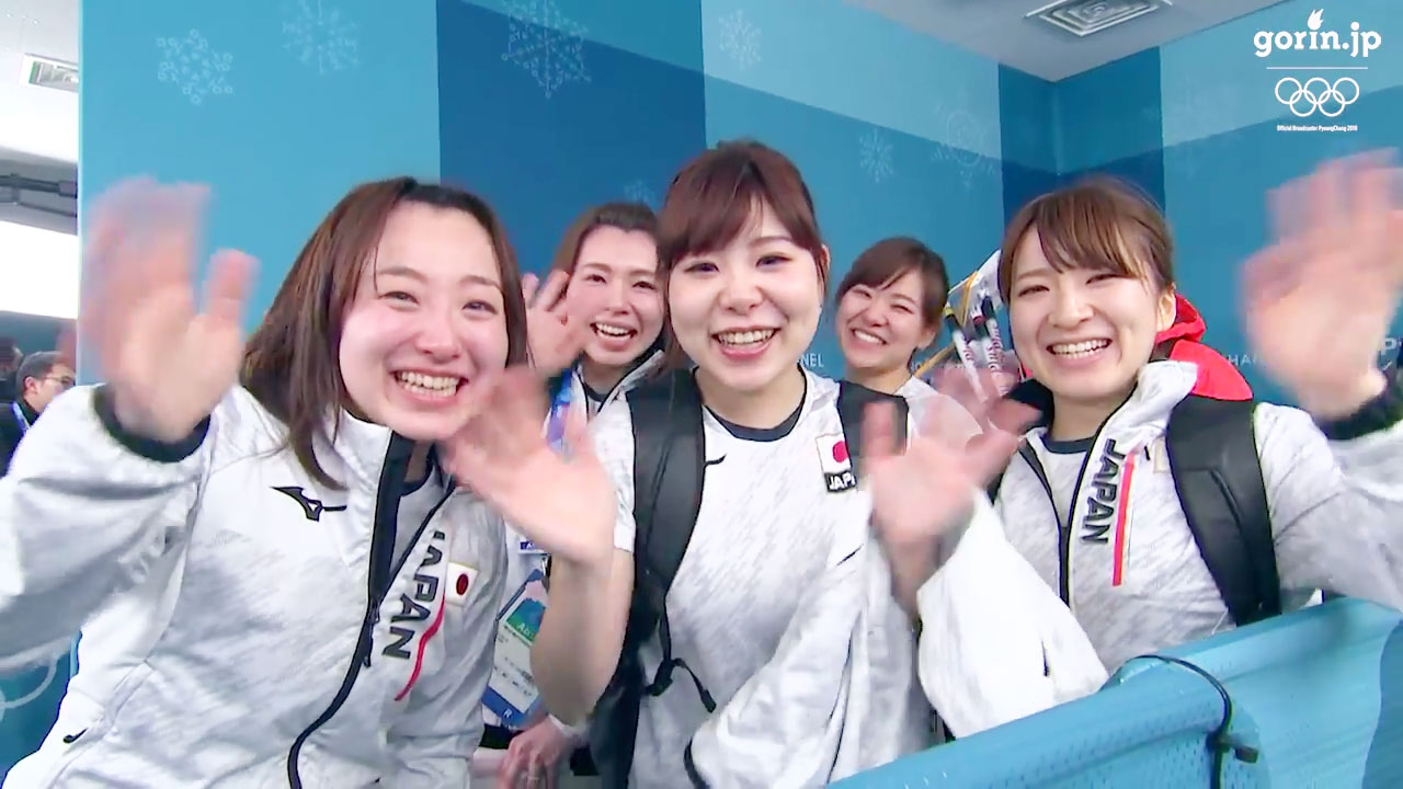 弾ける笑顔！実感ないが「歴史作った」 カーリング女子3位決定戦
