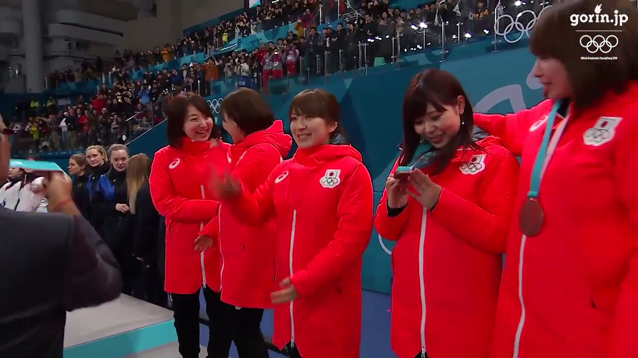 メダルセレモニーで弾ける笑顔！カーリング女子が史上初の銅メダル